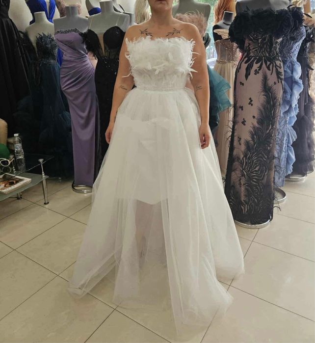 Бяла рокля с пера