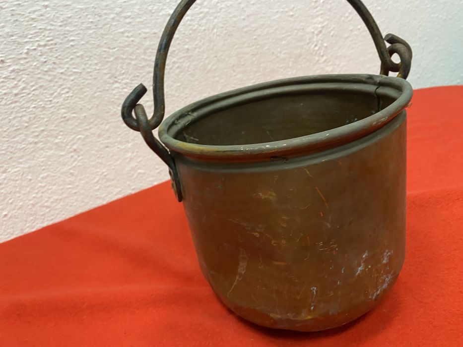 Медно котле кашпа за цветя