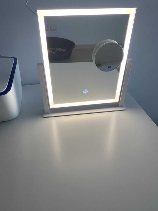 Огледало за козметика и грим с осветление
