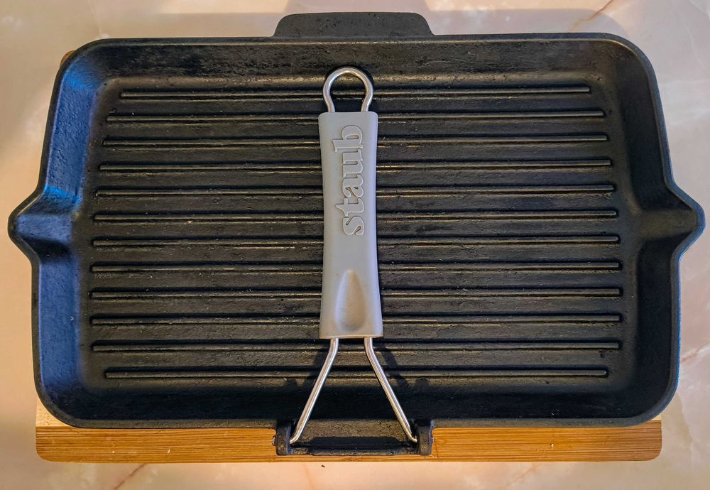 Tigaia grill dreptunghiulară de la Staub, 450 de lei