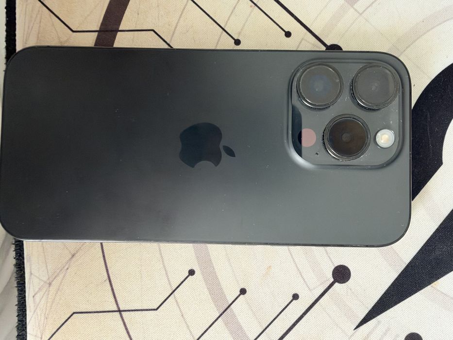 Vând iPhone 15 Pro, capacitate 256 GB, culoarea Black Titanium, în stare generală foarte bună.