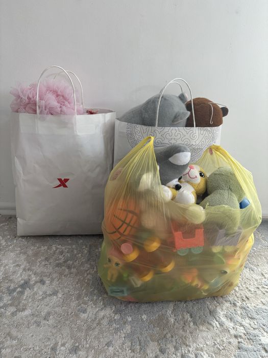 Срочно продам 3 пакета  игрушек