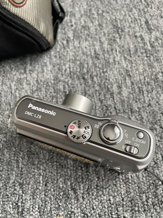 Aparat Foto Digital PANASONIC Lumix DMC-LZ8 Silver, 8.1 MP, 5X Optical Zoom Leica DC Vario, Senzor Imagine CCD, Digital Point and Shot Camera