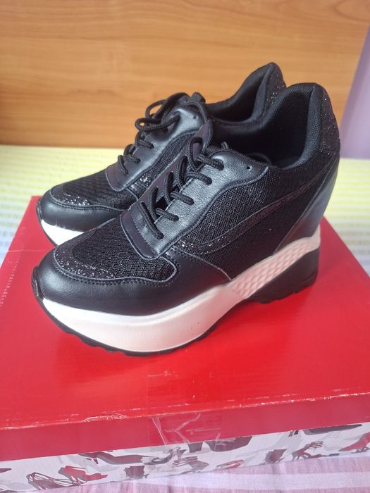 Vând Adidași Damă cu Platforma Mărimea 37