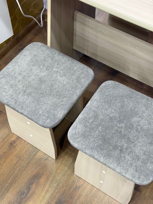 Кухонный стол и 4 табурета за 35.000