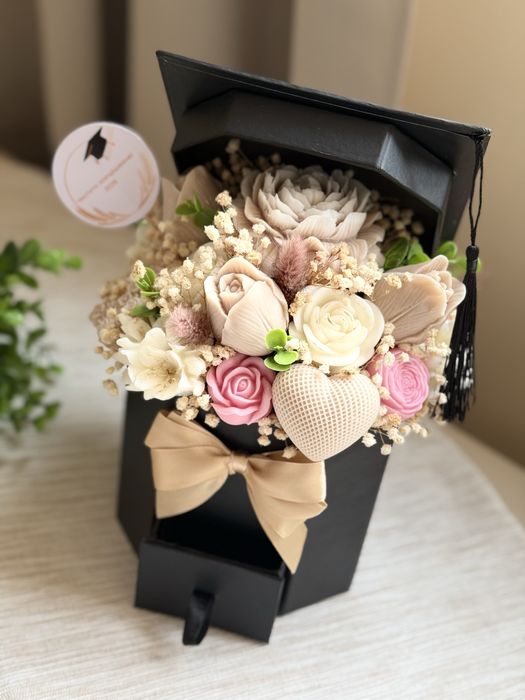 Вечни букети за всеки повод с цветя от восък.