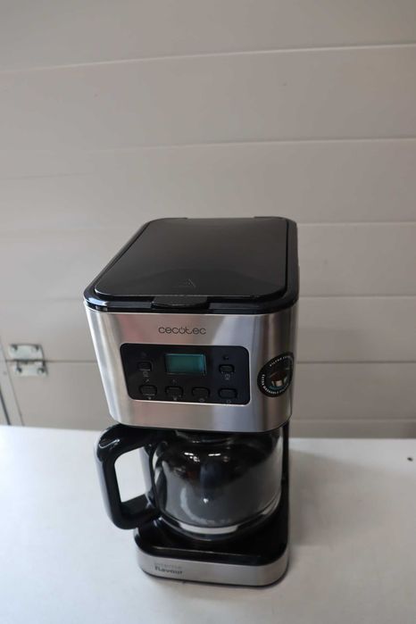 Шварц Kафемашина Cecotec Coffee 66 Smart Plus, 980W, капацитет 12 кафета, технология ExtemAroma и функция AutoClean, LCD дисплей, 1.5 л