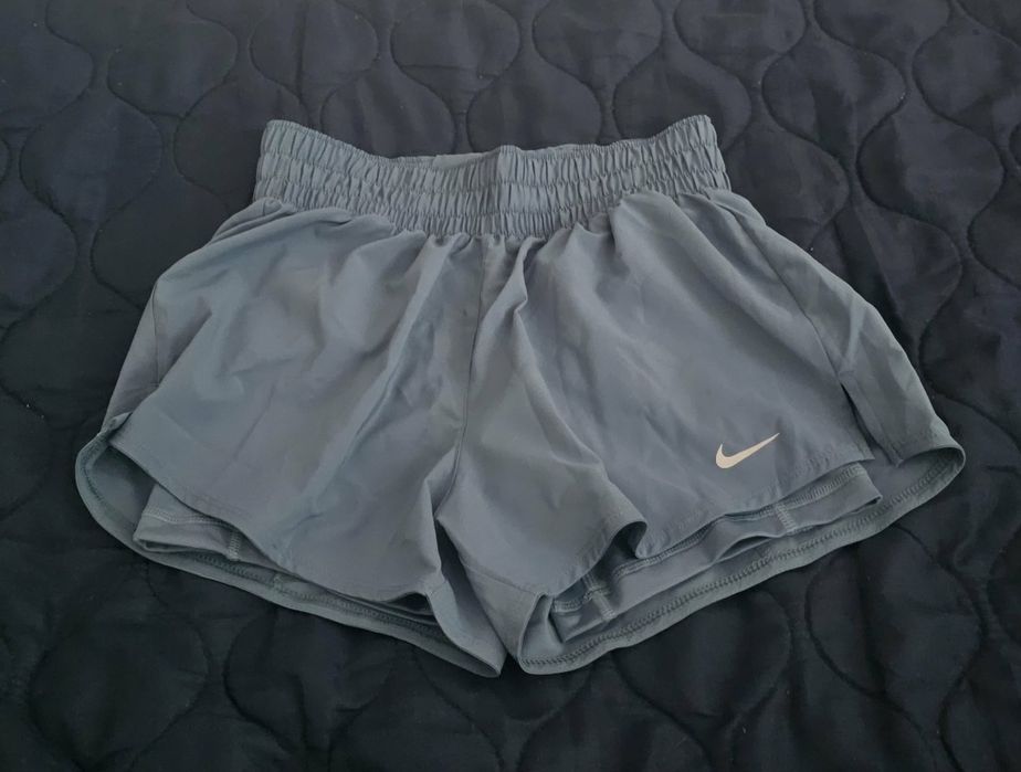 Оригинални къси панталонки с клин Nike