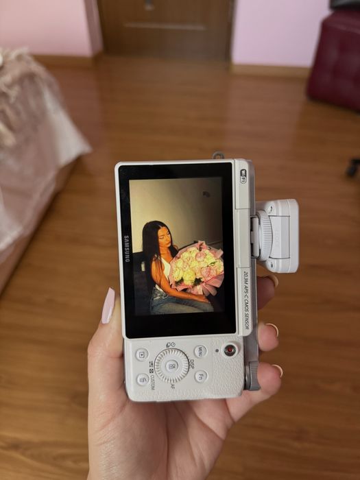 Aparat foto Mirrorless Samsung NX3000 Alb + Obiectiv 16-50mm + Bliț Extern | Stare Excelentă