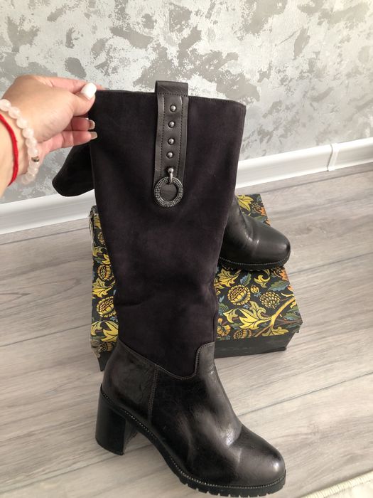 Аяк киимдер сатылады