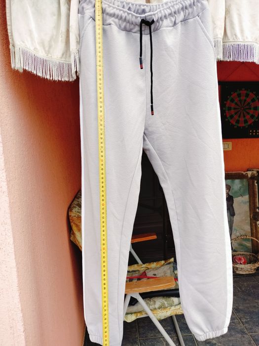 Pantaloni de trening damă – Gri deschis / Benzi albe laterale – Mărime M/L
