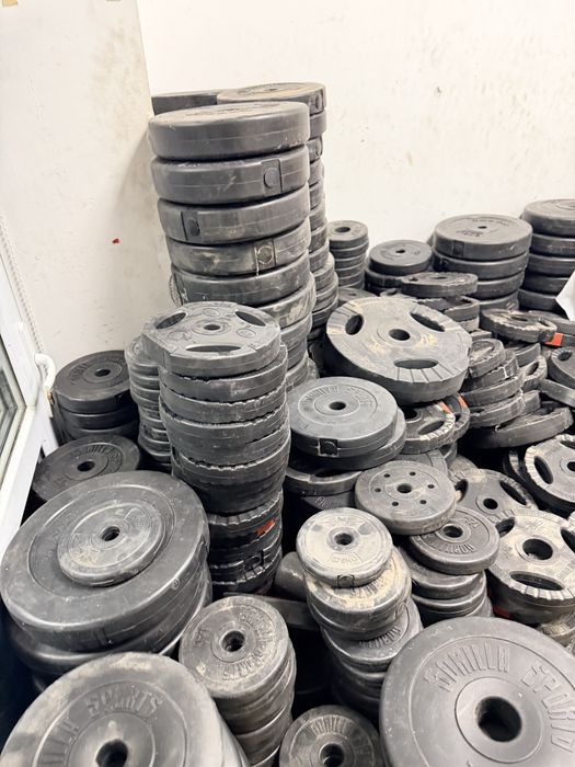 Discuri gantere si haltere noi greutati 1,25 kg-2,5 kg-5 kg-10 kg-15 kg diametru gaura 26 mm-30 mm-50 mm. Pret 5 lei kg. Minim 50 kg. Noi