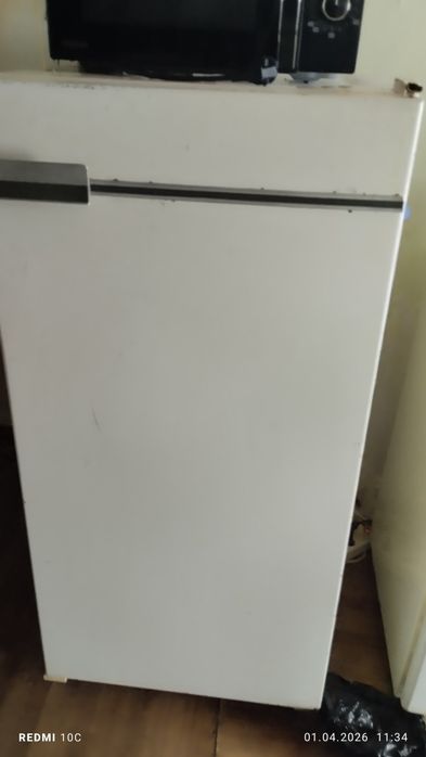 Продаю три холодильника два рабочих один почему то перестал работать,