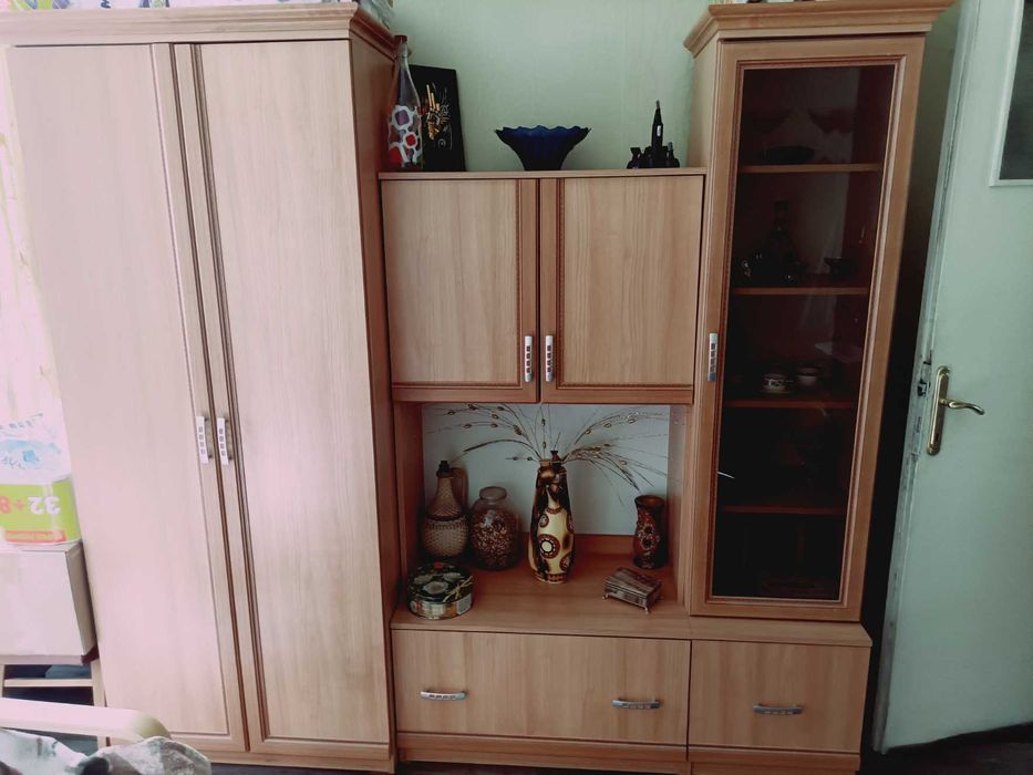 Запазена секция с гардероб и витрина - цвят бук.