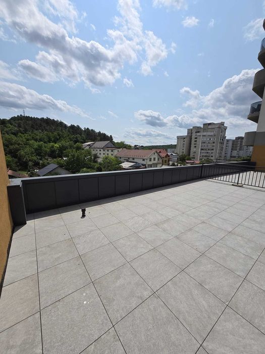 APARTAMENT 4 CAMERE DE INCHIRIAT se propune un apartament 100 mp arie utila, 4 camere 2 bai si terasa de 70 mp, in complexu Poitiers Towers.