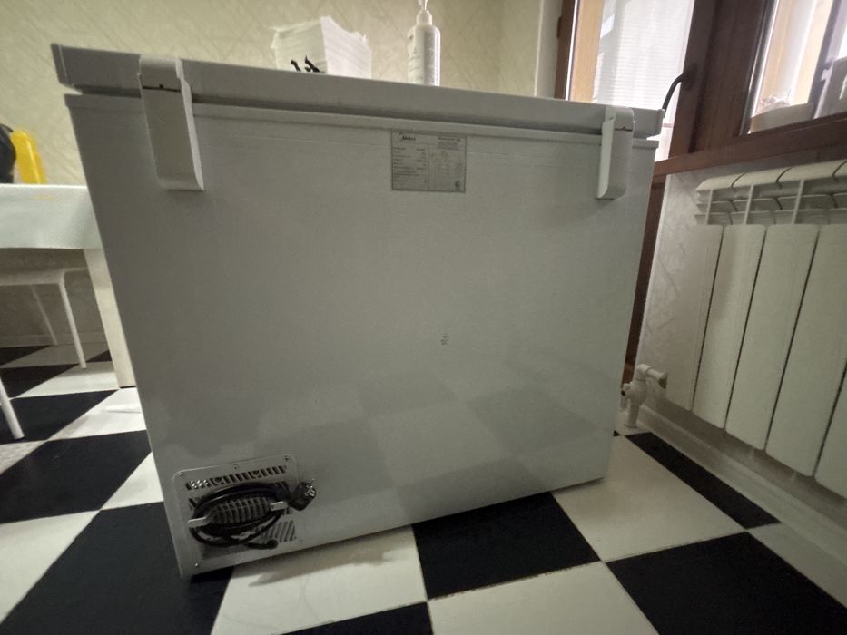 Продаю морозильный ларь Midea.