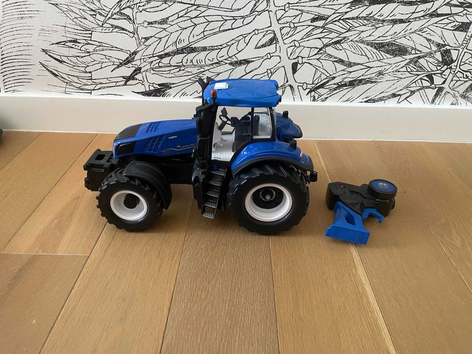 Tractor cu telecomanda, Maisto, New Holland, Negru/Albastru