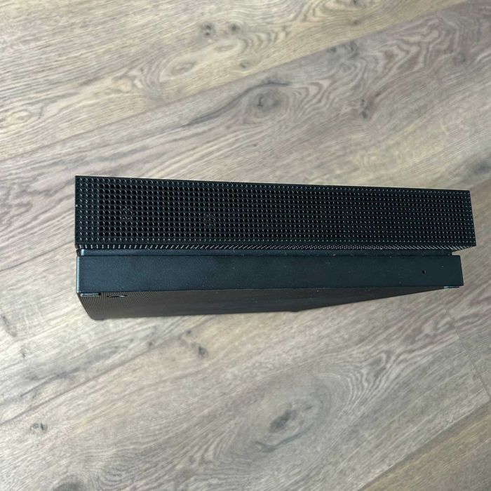 Xbox One X 1TB + 1 Controller + Cabluri