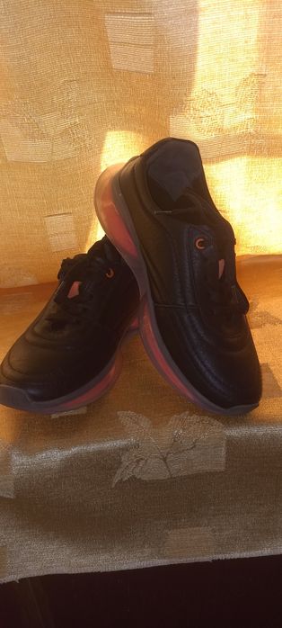 Кроссовки женские, кожа