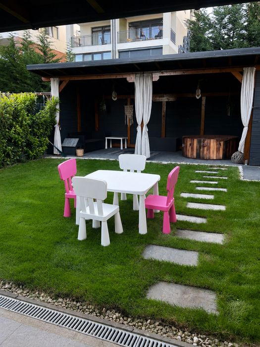 Masă copii IKEA + 2 scaune albe si 2 roz – stare foarte bună