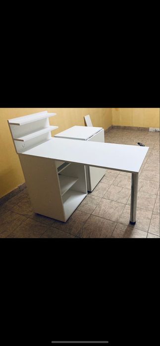 Маникюрный стол