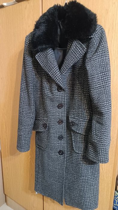 Палто с черна яка