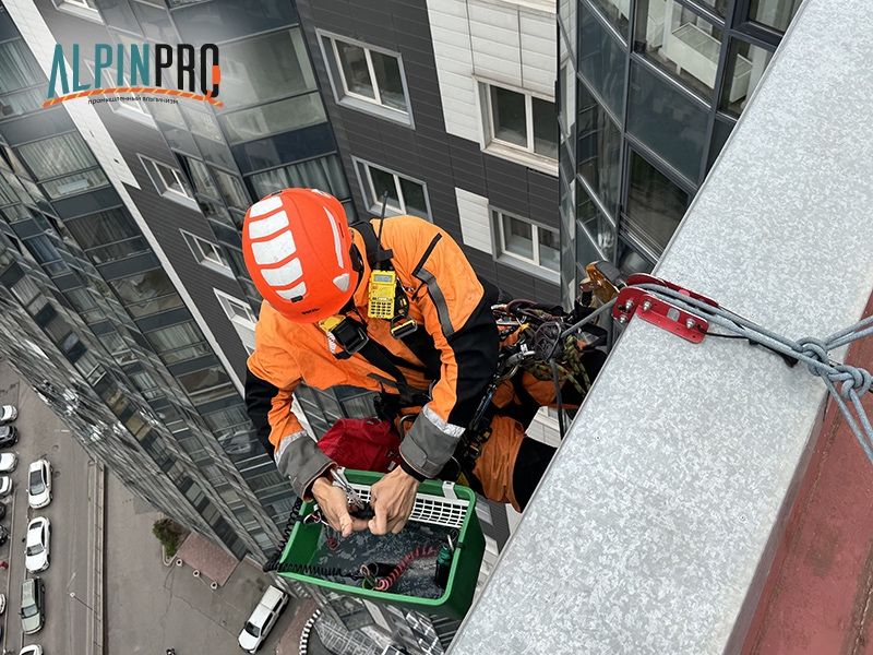 AlpinPro: Высотный клининг — ПромАльп Алматы. Мойка фасадов в БЦ и ЖК.