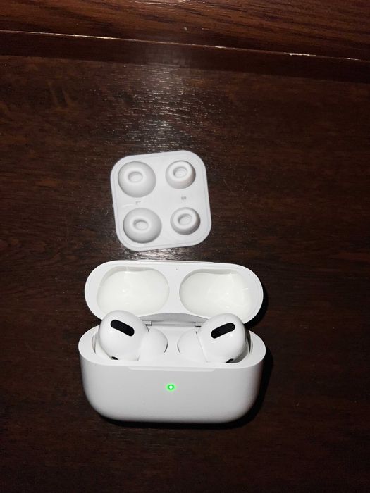 Продавам AirPods Pro 2 (1-во поколение)