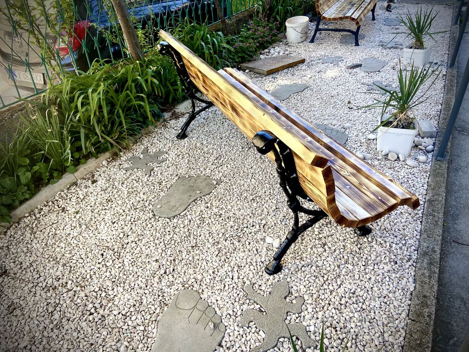 Градинска пейка