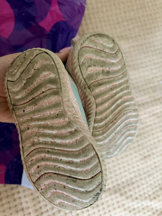 Продам детские кроссовки