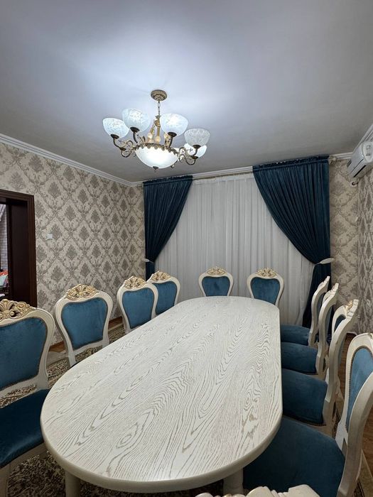 Продаётся стол со стульями