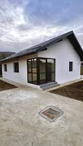 Vând case modulare pe structură metalică învelit cu panouri sandwich