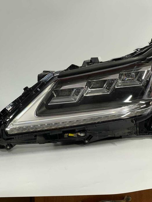 Передние фары б/у оригинал LEXUS 570