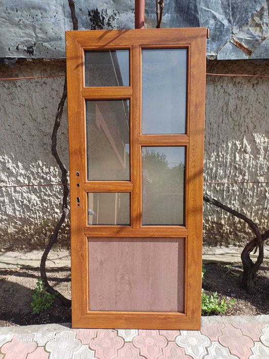 Usa PVC cu geam termopan