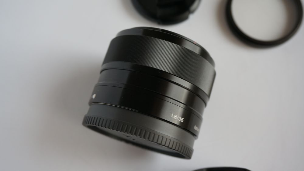 Обективът Sony E 35mm f/1.8 OSS (SEL35F18) оптична стабилизация