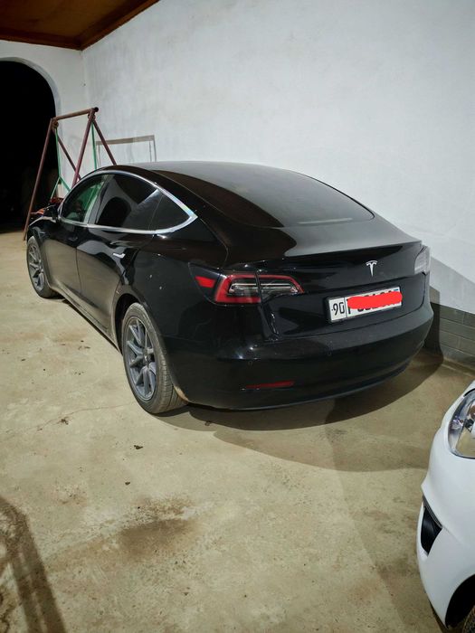 Tesla model 3  holati ideal
