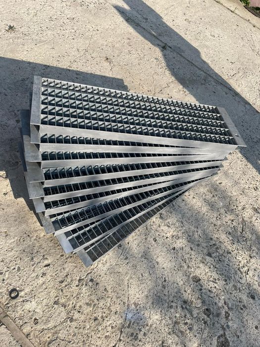 Trepte zincate modele si dimensiuni diferite din rigola sau grilaj
60-