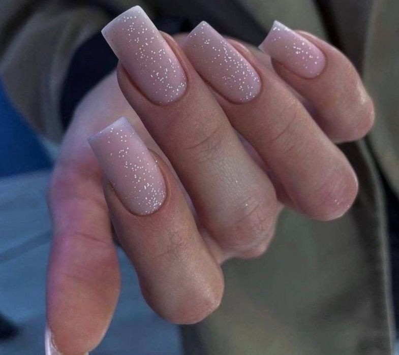 Маникюр, наращивание ногтей.