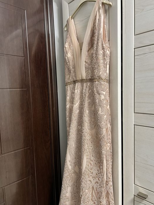 Рокля в златист цвят