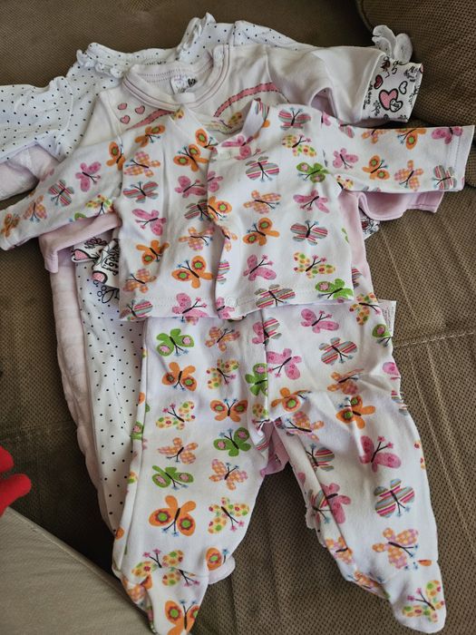 Продавам бебешки дрехи