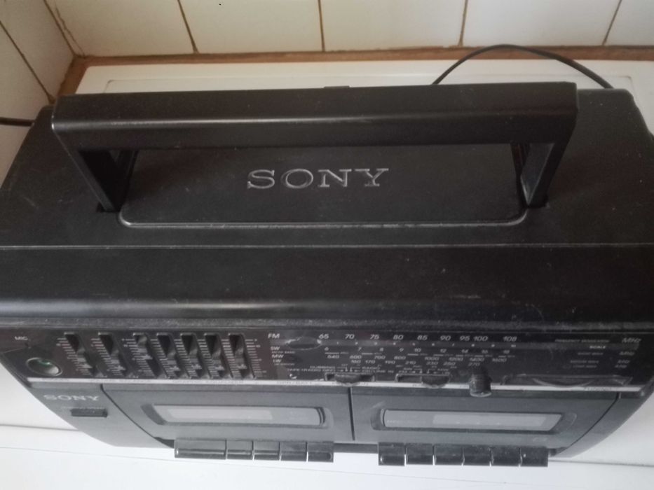 Радиокасетофон SONY и стари възрожденски пръстени.