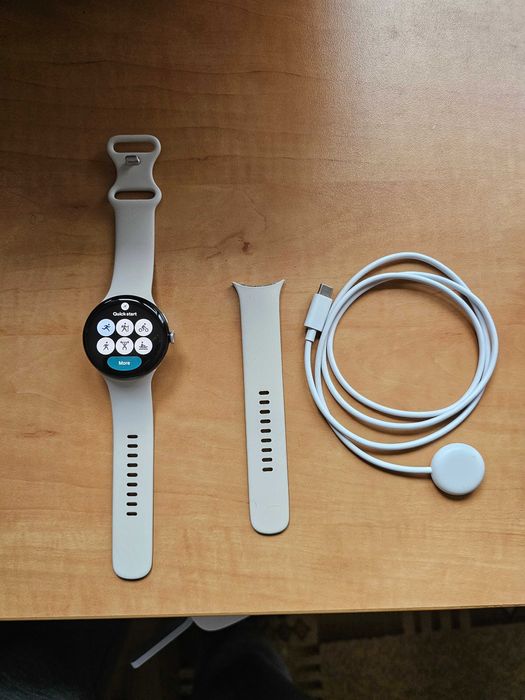 Продавам смарт часовник Google Pixel Watch 3 - 45mm