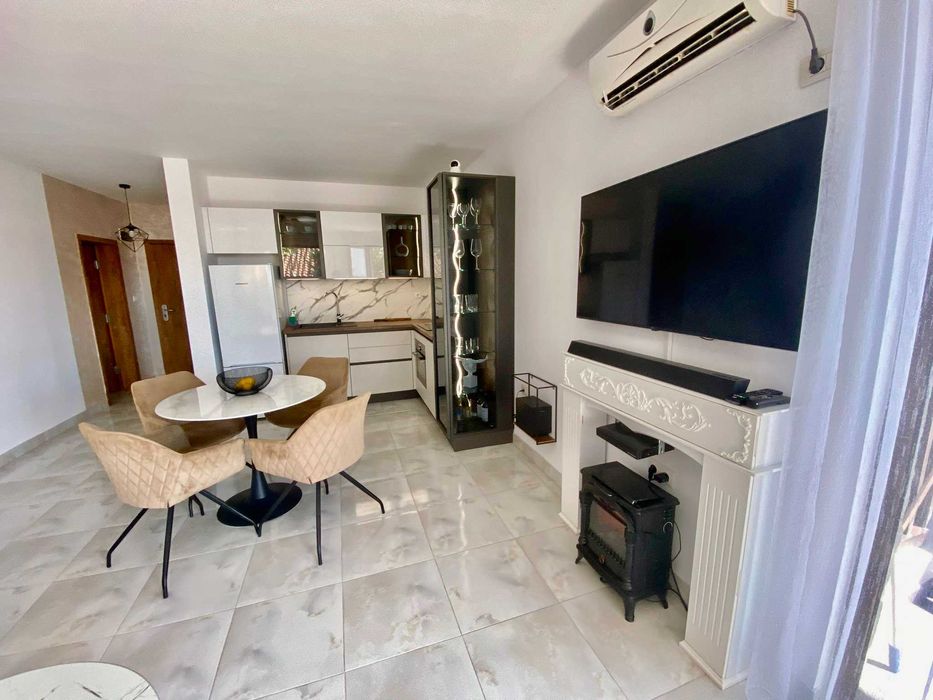 Просторен тристаен апартамент, Първа линия, Гледка море