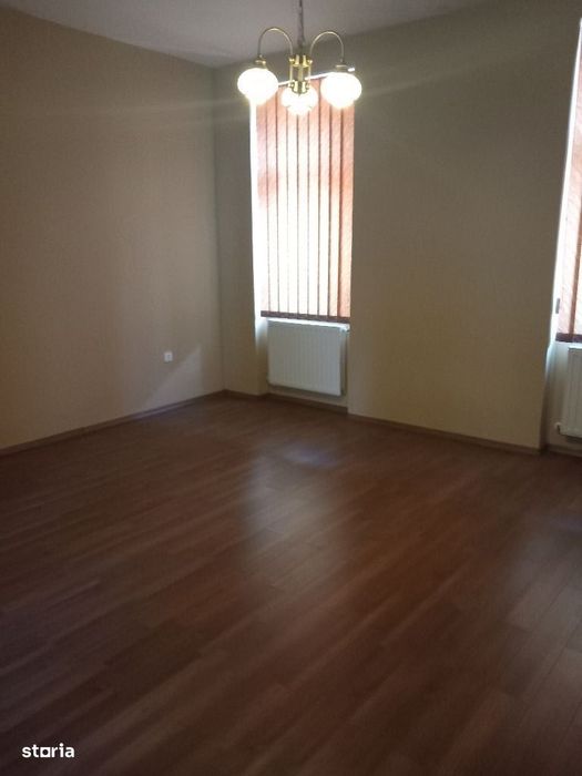 Casa cu etaj,cu garaj, D+P+E+M,611 mp, teren 371 mp,Central