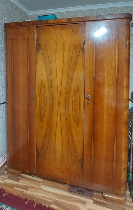 продам дубовый шифоньер и трюмо, требует реставрации.  500.000 сум
