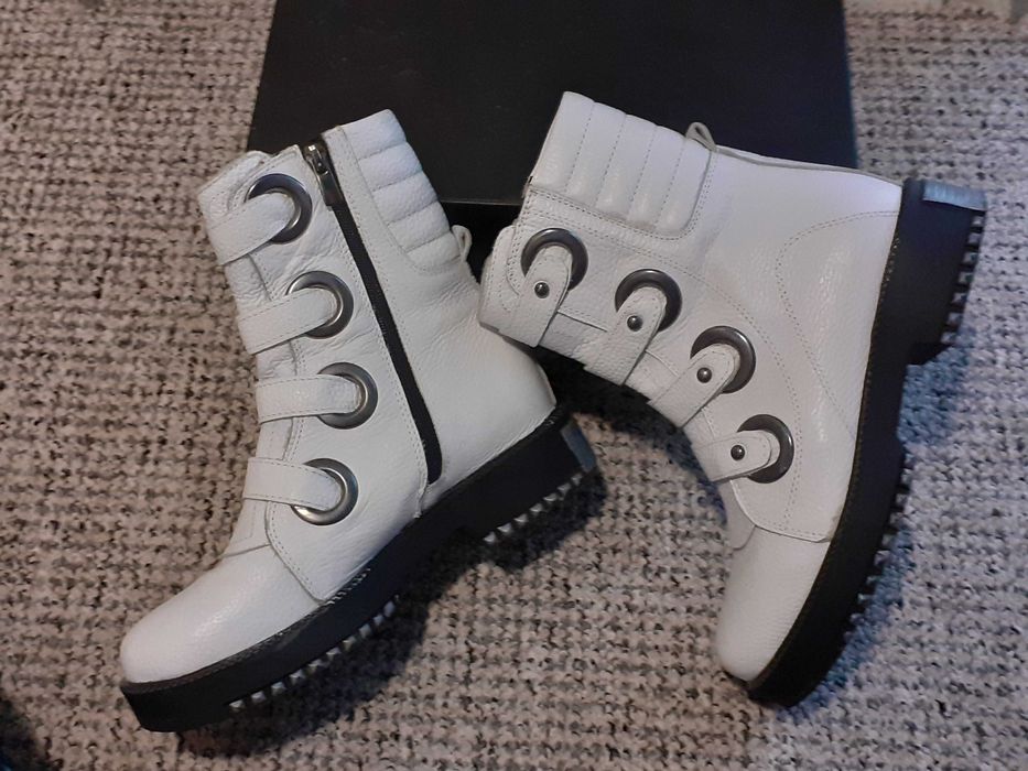 Botine/ghete albe piele.