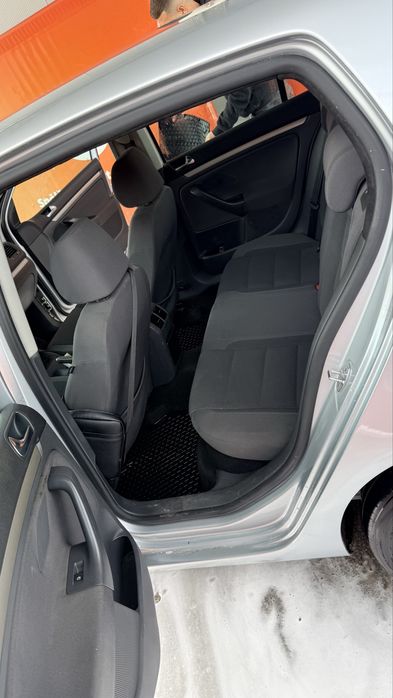 Vand sau schimb Golf 5 1.9 tdi 105 cai 250 nm