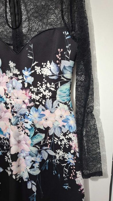 Елегантна черна рокля с флорален принт и дантелa – LIPSY London