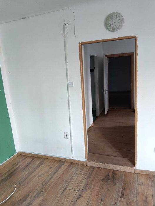 Casă de închiriat în Cluj pe Calea Mănăștur între Fabrica de bere și Luk Oil. Acces direct din stradă sau din curte. Două locuri de parcare.