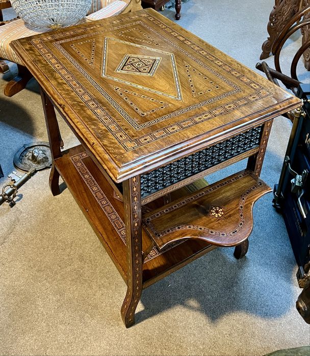 Masă veche din lemn masiv, cu intarsii și sculpturi fine